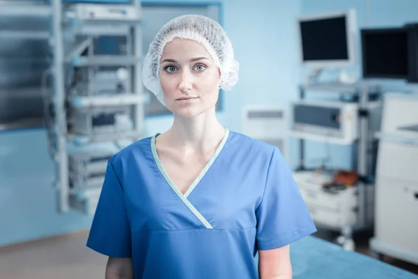 Serious professional surgeon standing in the operation room — Stock Photo, Image