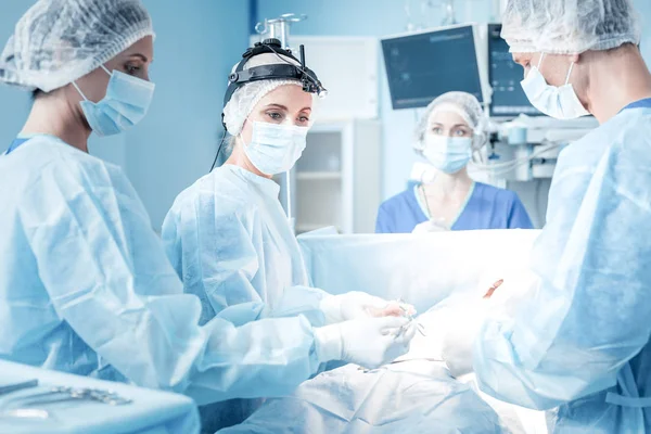 Smart profesjonalny zespół chirurgów pracujących — Zdjęcie stockowe
