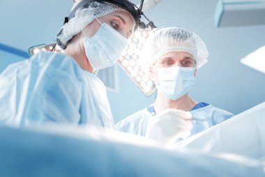 Birlikte çalışan profesyonel akıllı doktorlar