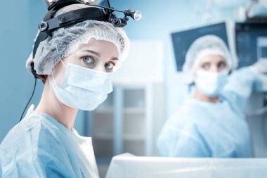 Akıllı bir kadın cerrah portresi