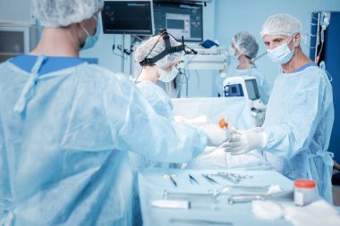 Ciddi güzel doktorlar takım içinde çalışma