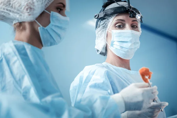 Miły, inteligentny chirurg biorąc nożyce — Zdjęcie stockowe