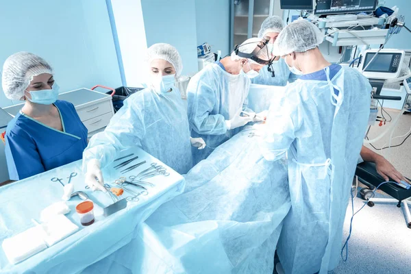 Profissionais cirurgiões qualificados com foco em seu trabalho — Fotografia de Stock