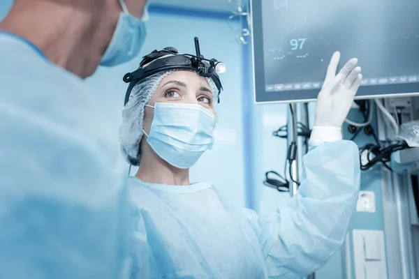 Позитивний приємний хірург тримає руку вгору — стокове фото