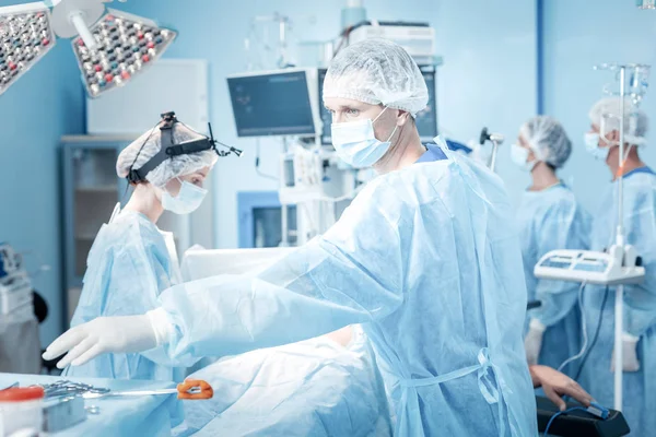 Tıbbi alet alarak güzel ciddi adam