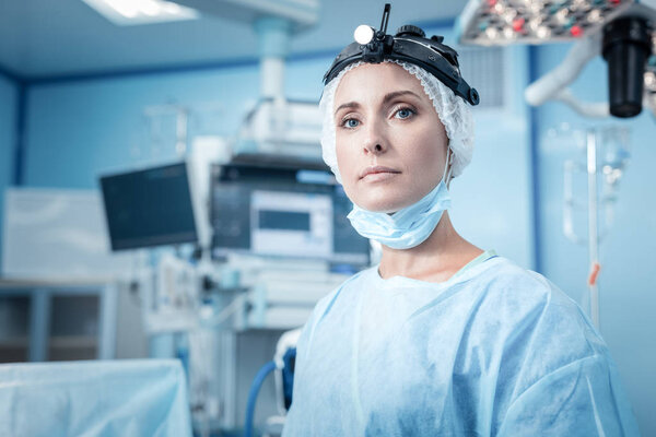 Милая молодая женщина, стоящая в операционной

