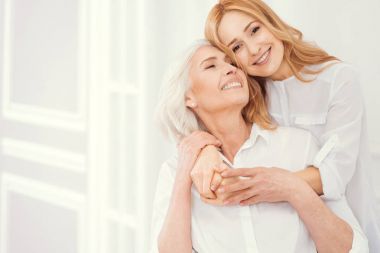 Loveful olgun kızı yaşlı annesi kucaklayan portresi