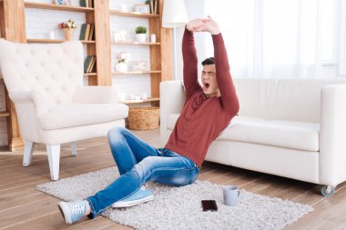 Relax isteyen yorgun güzel adam