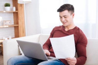 Mutlu erkek öğrenci veri aktarma