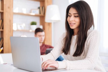 Akıllı kadın serbest meslek sahibi için proje arama