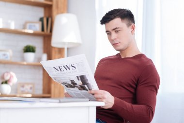 Akıllı erkek freelancer okuma gazete