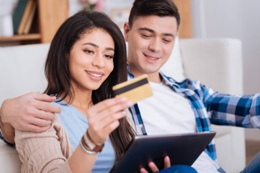 Neşeli pozitif çift online ödeme