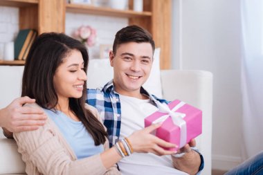 Sürpriz için neşeli kadın sunan adam