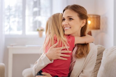 Mutlu mutlu anne onun duygularını ifade