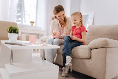 Neşeli güzel anne kızına yardım