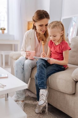 Onun kızı notlara bakarak olumlu genç kadın