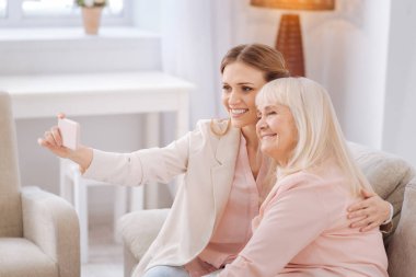 Güzel memnun kadın bir selfie alarak