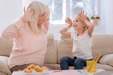 Büyükannesi ile birlikte oynayan güzel güzel kız