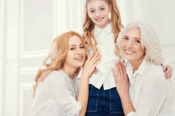 Drie generaties vrouwen poseren voor de camera — Stockfoto