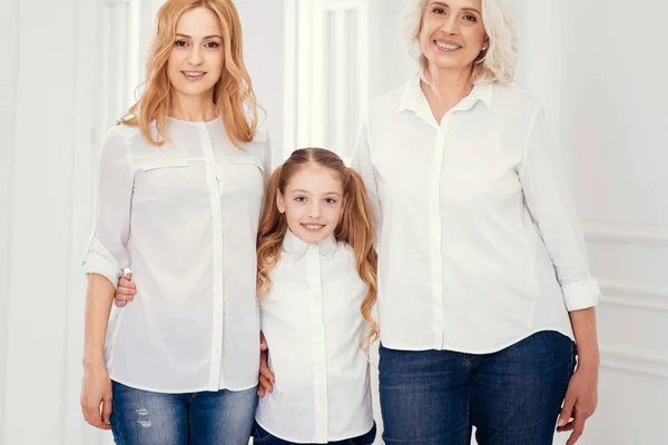 Familie schot van drie generaties van vrouw poseren samen — Stockfoto