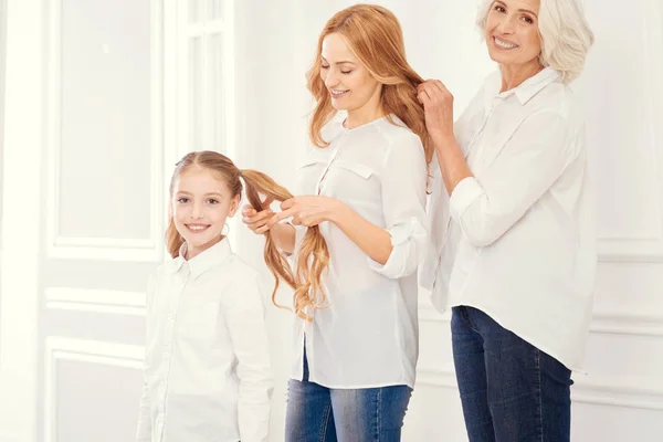 Tres generaciones de mujeres haciendo peinados — Foto de Stock