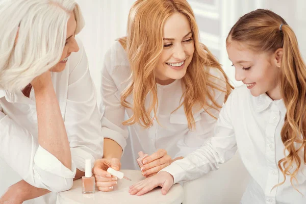 Tierna abuela y mamá enseñando a los niños caliente para pintar las uñas — Foto de Stock