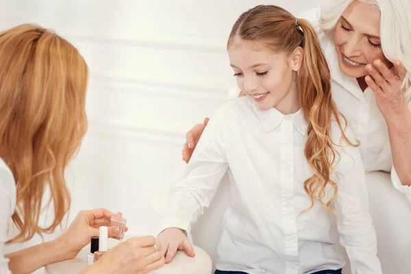 Entzückende Familie, die gemeinsam Maniküre macht — Stockfoto