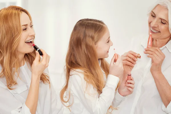 Tres generaciones de mujeres experimentando con el maquillaje en casa — Foto de Stock