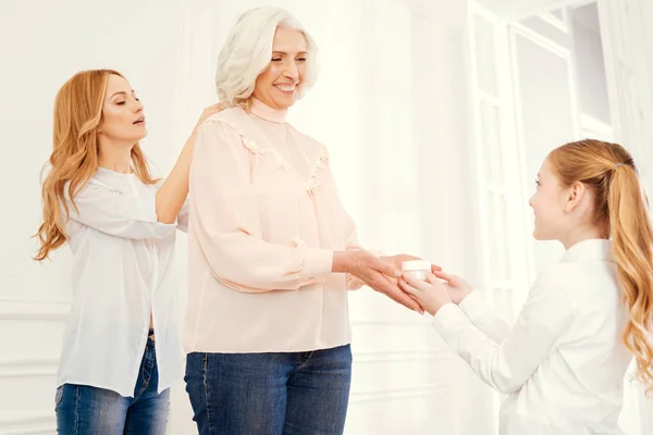 Hija cariñosa y nieto ayudando a su abuela con vestirse — Foto de Stock