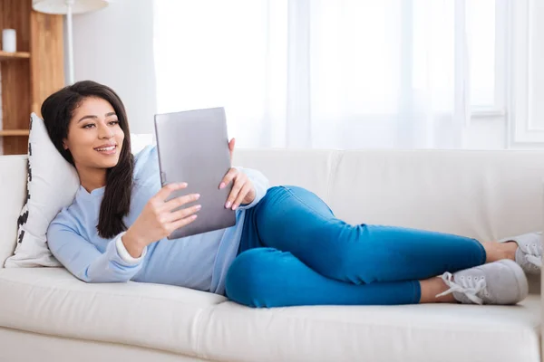Mujer contenta positiva leyendo en línea — Foto de Stock