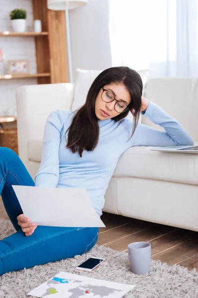 Estudiante pensativa trabajando en la tarea — Foto de Stock