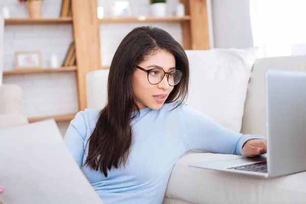 Studentessa concentrata che lavora al progetto — Foto Stock