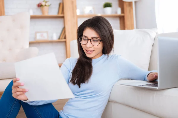 Atractivo documento de mecanografía de una estudiante — Foto de Stock