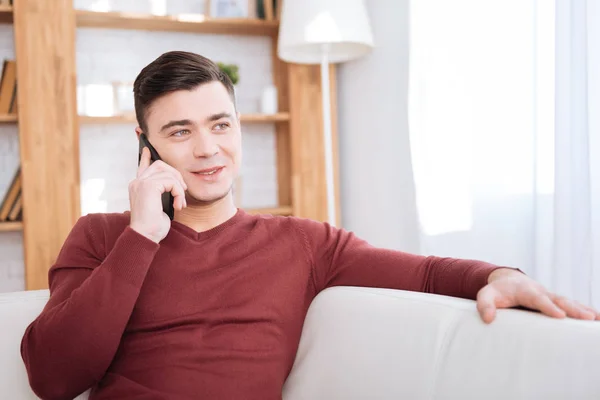 Vrolijke homoseksuele man telefoontje beantwoorden — Stockfoto