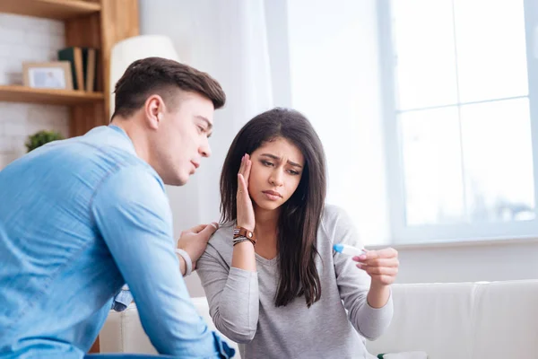 Triste casal atraente recebendo resultado do teste de gravidez — Fotografia de Stock