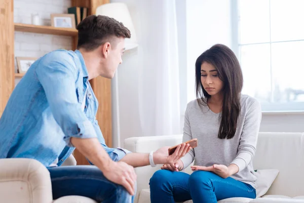 Triste desculpe casal trabalhando no relacionamento — Fotografia de Stock