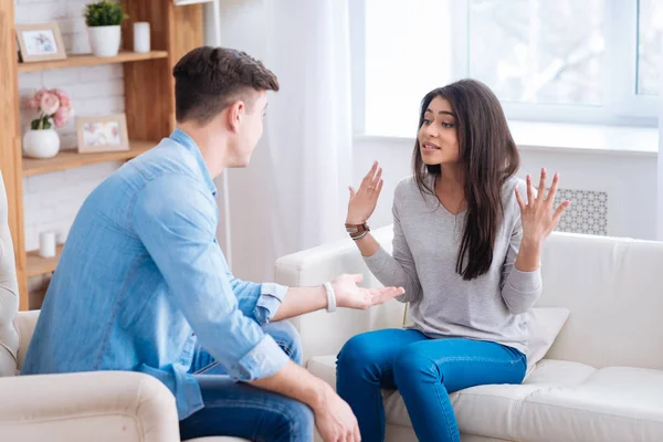 Wütendes junges Paar streitet — Stockfoto