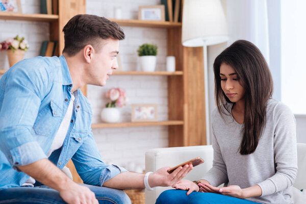 Серьезный красивый мужчина, требующий объяснений
