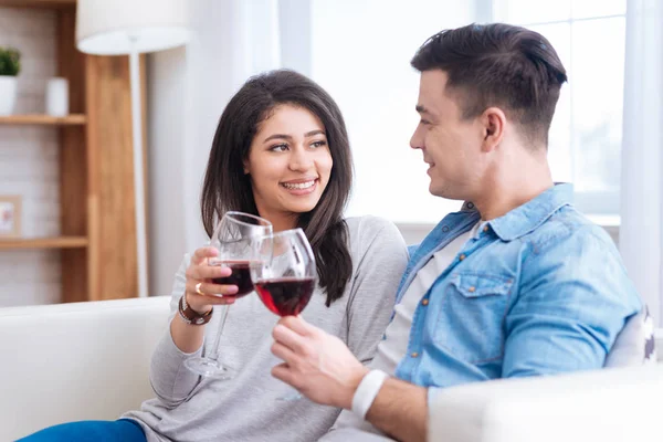 Alegre pareja positiva disfrutando del vino — Foto de Stock