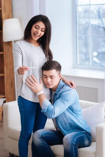 Jovial alegre pareja esperando bab — Foto de Stock