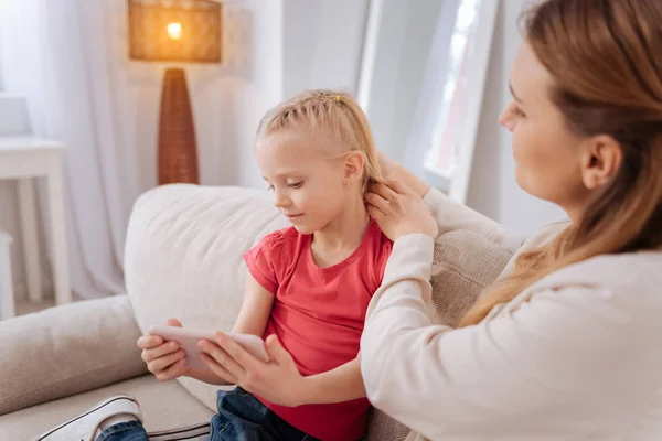 Blij aangenaam meisje kijken naar het scherm van de smartphone — Stockfoto