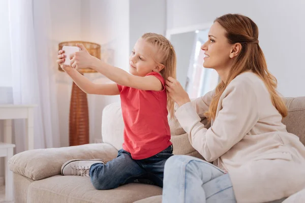 Menina loira agradável tomando uma selfie — Fotografia de Stock