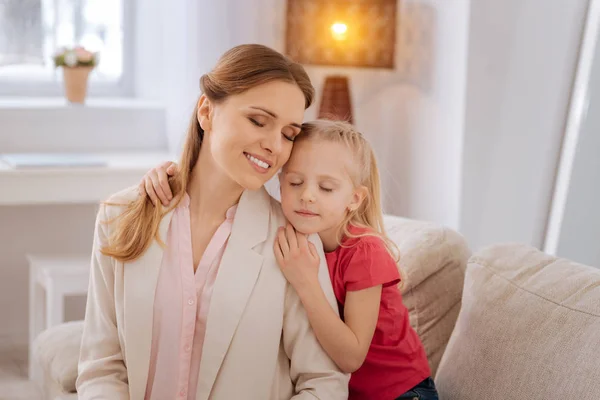 Positivo alegre mãe e filha fechando os olhos — Fotografia de Stock