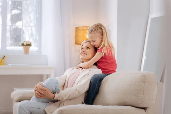 Vrolijke positieve moeder in een goed humeur — Stockfoto