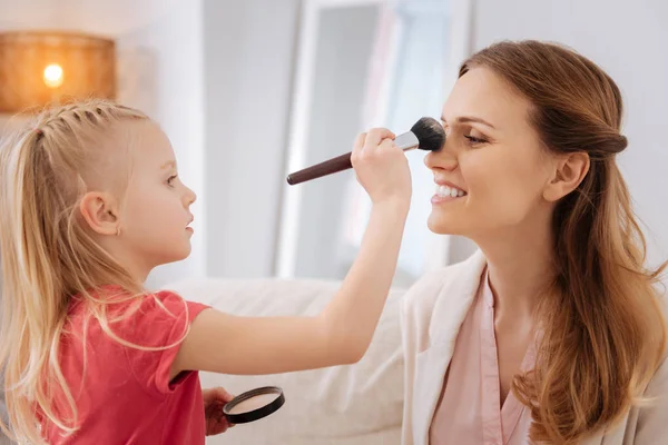 Cheerful blonde girl applying powder — Stock Photo, Image