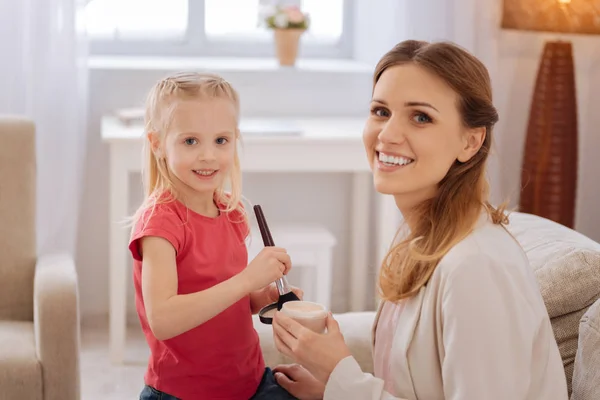 Bonito alegre mãe e filha ter uma aula de maquiagem — Fotografia de Stock