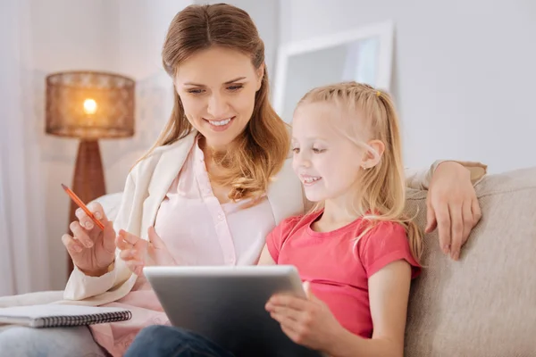 Menina agradável alegre segurando um tablet — Fotografia de Stock