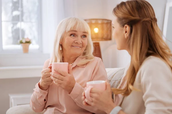 Nette ältere Frau im Gespräch mit ihrer Tochter — Stockfoto