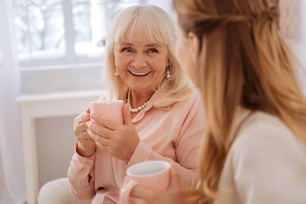 Feliz mujer encantada sonriendo — Foto de Stock