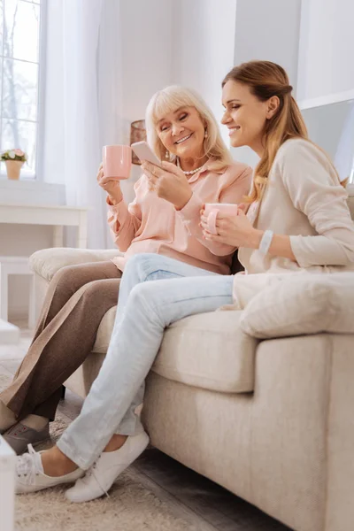 Alegre agradable mujeres pasar tiempo juntos — Foto de Stock